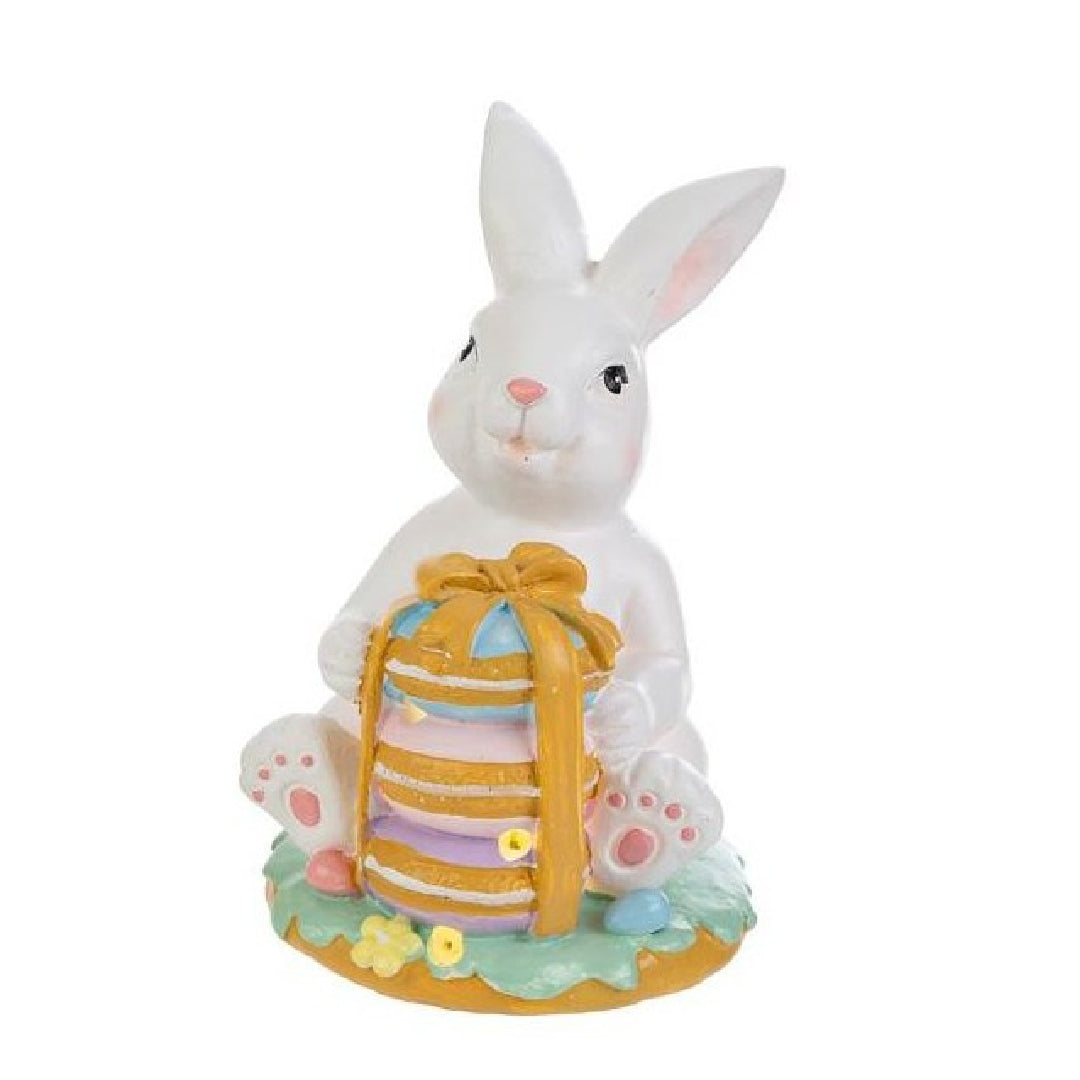 Tris di statuine pasquali assortite del marchio Le Stelle (codice 12244) raffiguranti coniglietti bianchi con dolci e pasticcini. Il Modello A tiene dei macaron e ha un cupcake alla base; il Modello B è seduto accanto a una pila di macaron e un grande pasticcino; il Modello C tiene una torre di macaron legata con un fiocco dorato. Decorazioni in resina dai colori pastello.