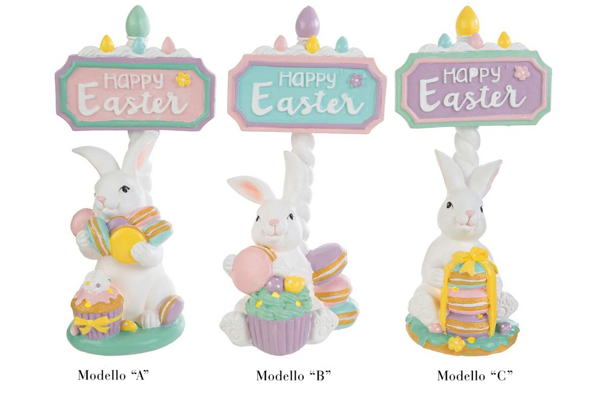 Tris di statuine pasquali assortite del marchio Le Stelle (codice 12245) raffiguranti coniglietti bianchi con dolci e pasticcini, davanti delle targhe "Happy Easter". Il Modello A tiene dei macaron e ha un cupcake alla base; il Modello B è seduto accanto a una pila di macaron e un grande pasticcino; il Modello C tiene una torre di macaron legata con un fiocco dorato. Decorazioni in resina dai colori pastello.