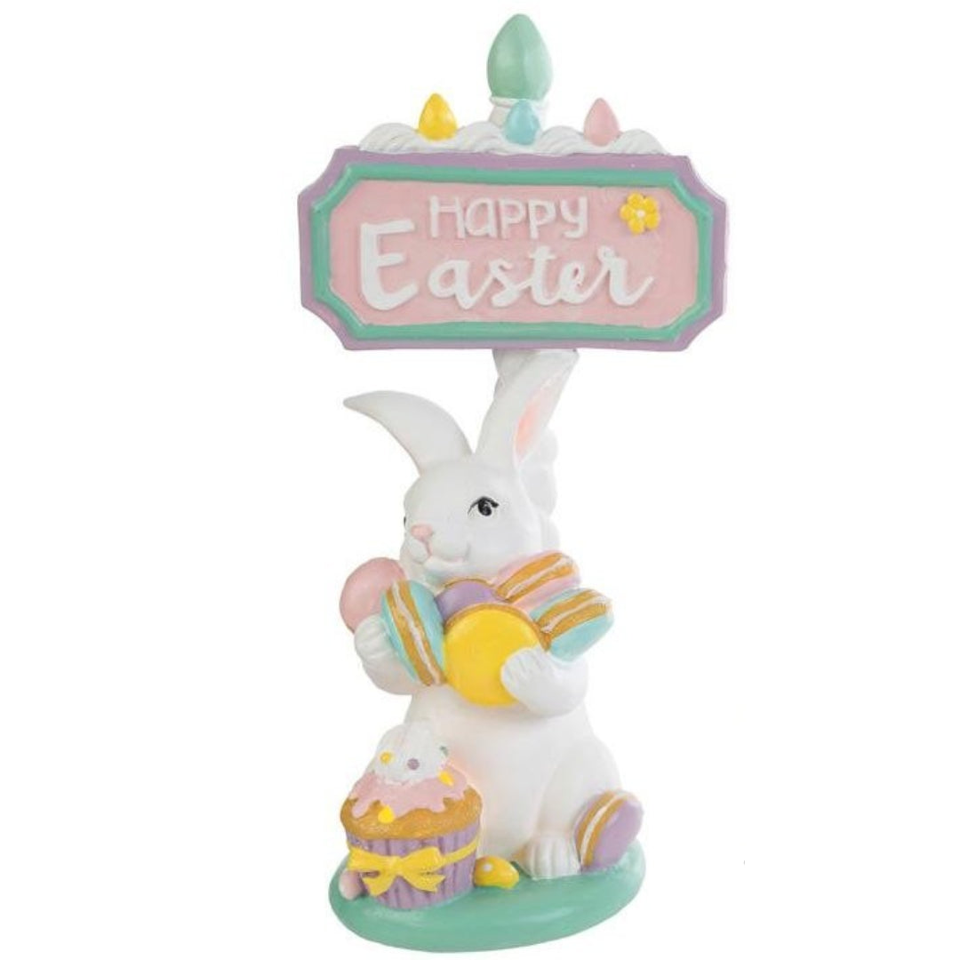 Tris di statuine pasquali assortite del marchio Le Stelle (codice 12245) raffiguranti coniglietti bianchi con dolci e pasticcini, davanti delle targhe "Happy Easter". Il Modello A tiene dei macaron e ha un cupcake alla base; il Modello B è seduto accanto a una pila di macaron e un grande pasticcino; il Modello C tiene una torre di macaron legata con un fiocco dorato. Decorazioni in resina dai colori pastello.