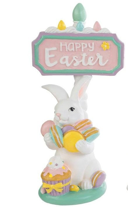 Tris di statuine pasquali assortite del marchio Le Stelle (codice 12245) raffiguranti coniglietti bianchi con dolci e pasticcini, davanti delle targhe "Happy Easter". Il Modello A tiene dei macaron e ha un cupcake alla base; il Modello B è seduto accanto a una pila di macaron e un grande pasticcino; il Modello C tiene una torre di macaron legata con un fiocco dorato. Decorazioni in resina dai colori pastello.