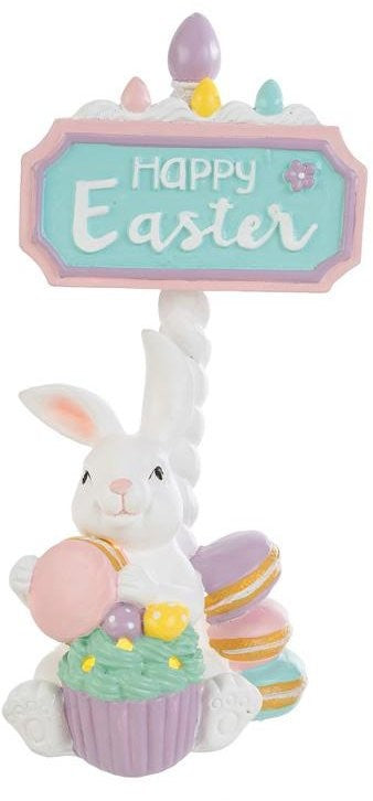 Tris di statuine pasquali assortite del marchio Le Stelle (codice 12245) raffiguranti coniglietti bianchi con dolci e pasticcini, davanti delle targhe "Happy Easter". Il Modello A tiene dei macaron e ha un cupcake alla base; il Modello B è seduto accanto a una pila di macaron e un grande pasticcino; il Modello C tiene una torre di macaron legata con un fiocco dorato. Decorazioni in resina dai colori pastello.