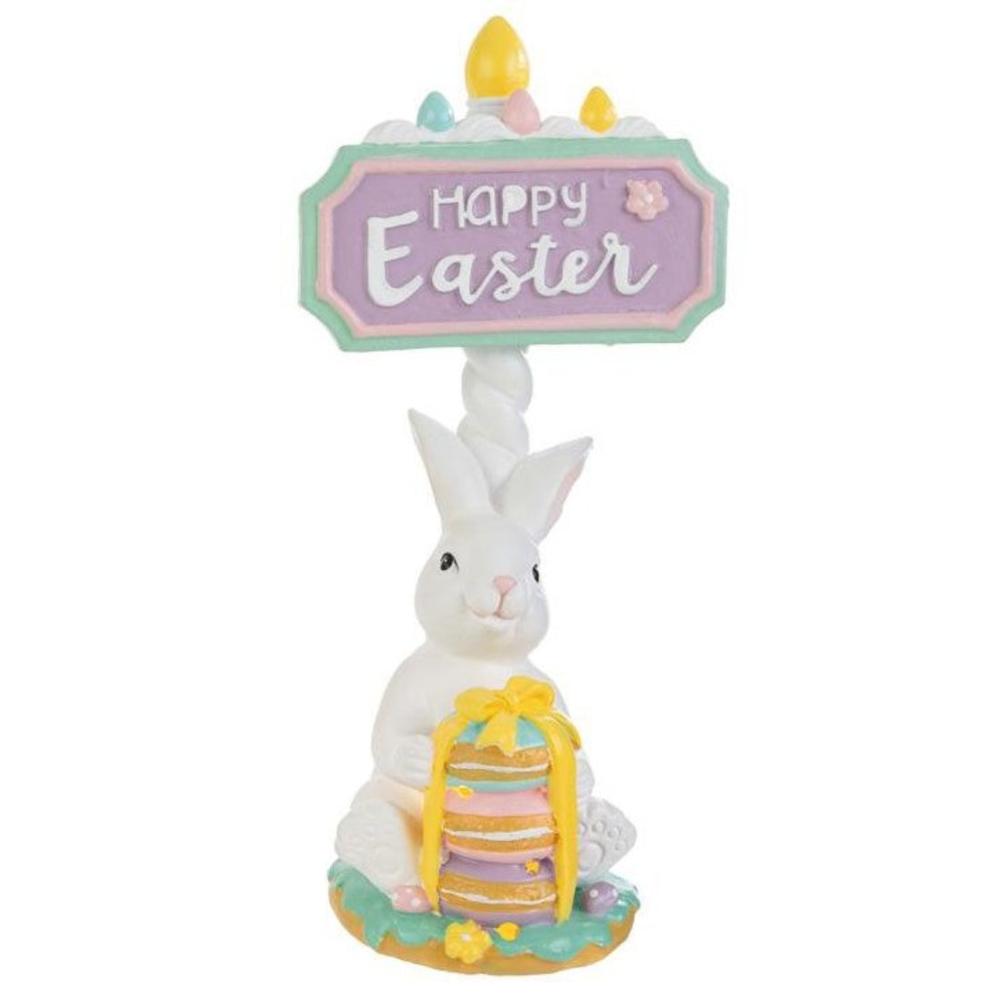 Tris di statuine pasquali assortite del marchio Le Stelle (codice 12245) raffiguranti coniglietti bianchi con dolci e pasticcini, davanti delle targhe "Happy Easter". Il Modello A tiene dei macaron e ha un cupcake alla base; il Modello B è seduto accanto a una pila di macaron e un grande pasticcino; il Modello C tiene una torre di macaron legata con un fiocco dorato. Decorazioni in resina dai colori pastello.