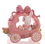 Decorazione pasquale Nuvole di Stoffa in poliresina h 20 cm. Carrozza rosa a forma di zucca con grandi ruote dorate e fiocco glitterato, con all'interno un coniglio bianco che tiene uova di Pasqua e tulipani rosa.