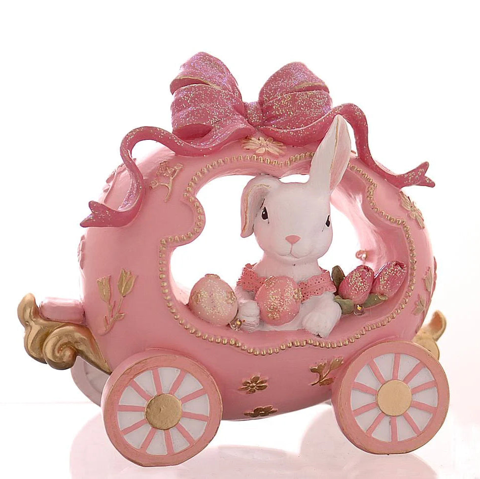 Decorazione pasquale Nuvole di Stoffa in poliresina h 20 cm. Carrozza rosa a forma di zucca con grandi ruote dorate e fiocco glitterato, con all'interno un coniglio bianco che tiene uova di Pasqua e tulipani rosa.