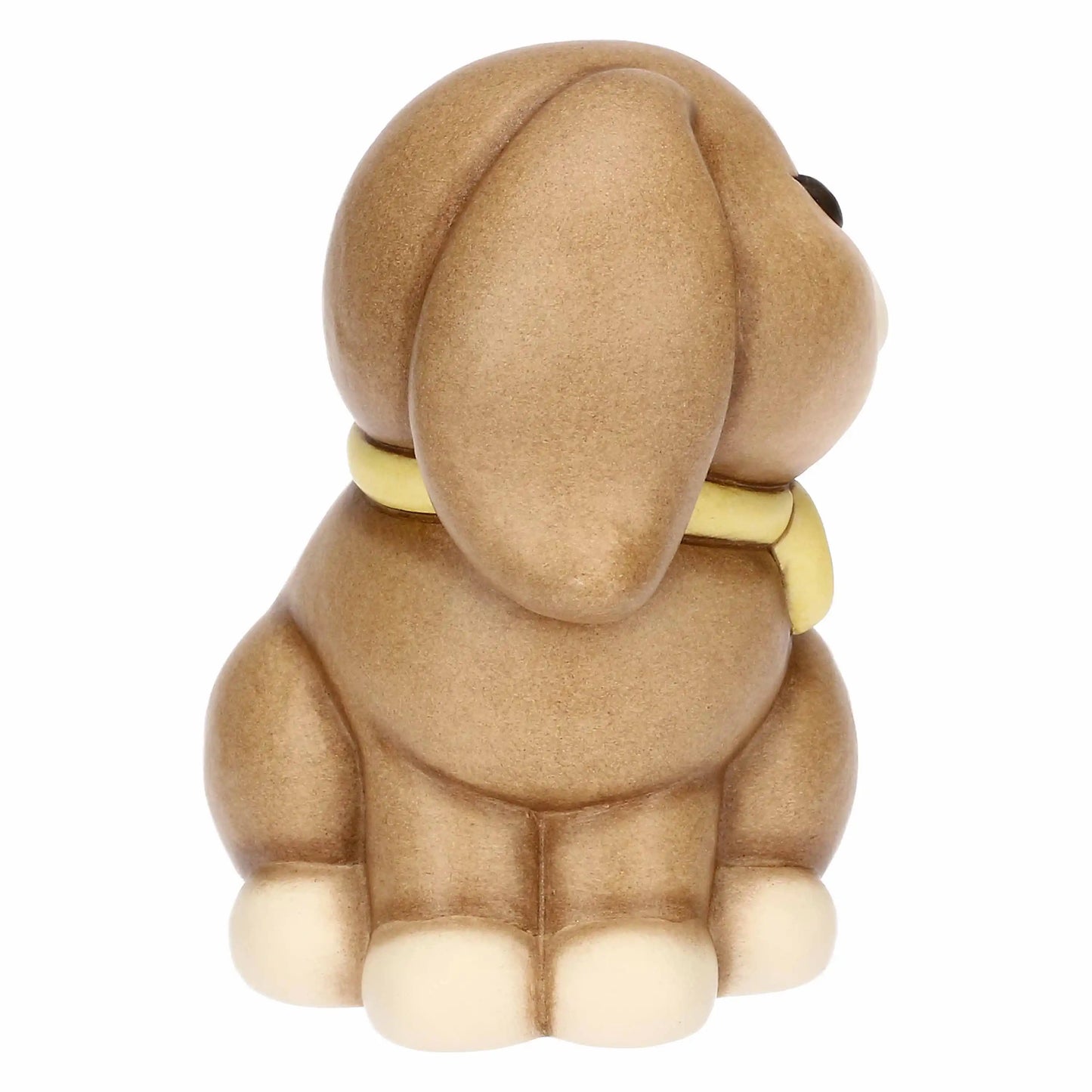 Statuina in ceramica Thun raffigurante il coniglio Roger della collezione Incanto di Pasqua. Il coniglietto, nei classici toni del marrone sfumato, è ritratto seduto con un fiocco giallo al collo e grandi occhi dolci. Iconica decorazione pasquale Thun con finitura opaca e forme morbide.