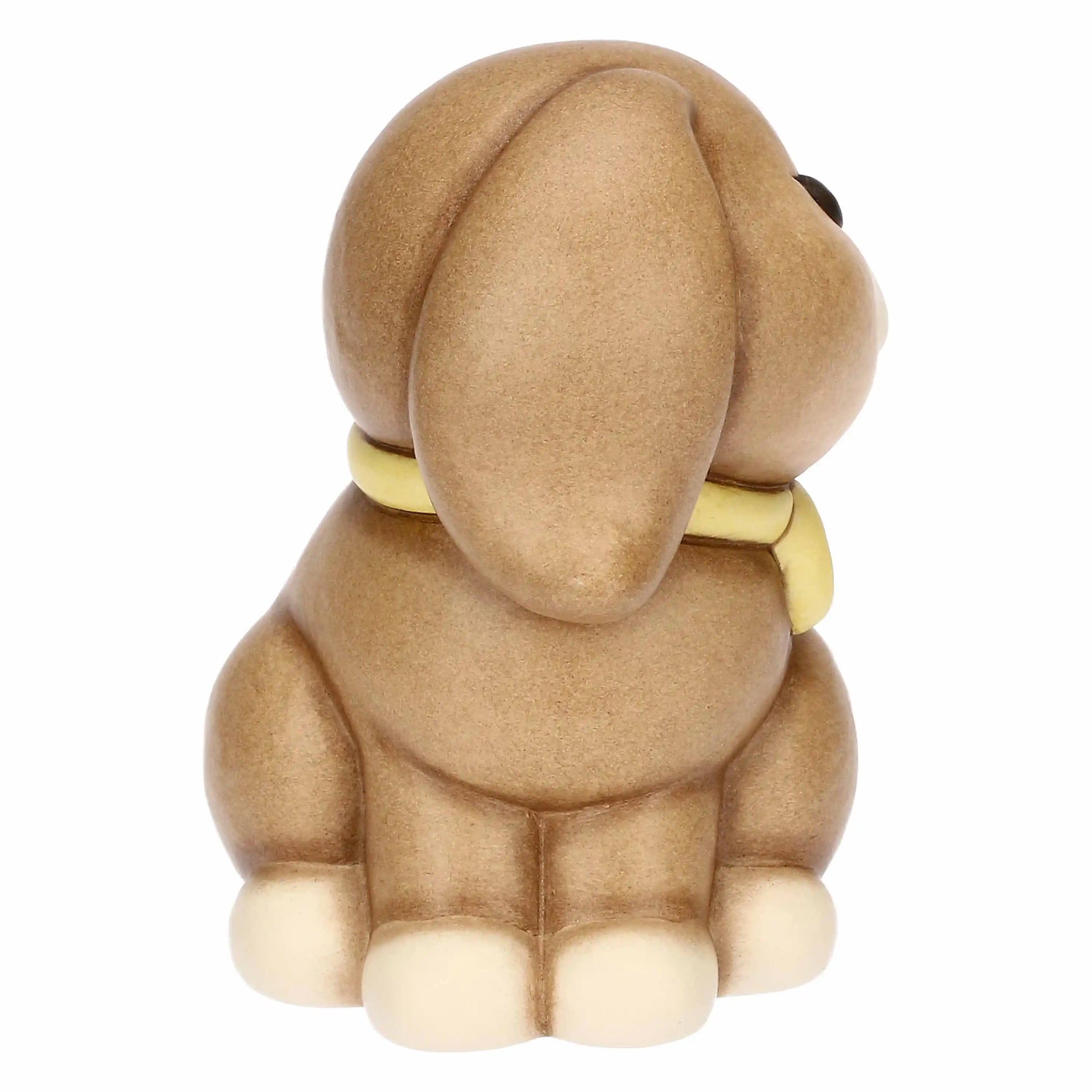 Statuina in ceramica Thun raffigurante il coniglio Roger della collezione Incanto di Pasqua. Il coniglietto, nei classici toni del marrone sfumato, è ritratto seduto con un fiocco giallo al collo e grandi occhi dolci. Iconica decorazione pasquale Thun con finitura opaca e forme morbide.