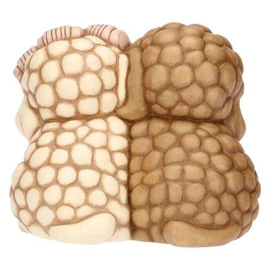 L'immagine mostra la parte posteriore della scultura in ceramica, focalizzandosi sulla ricca lavorazione delle superfici e sulla distinzione cromatica dei due cani.