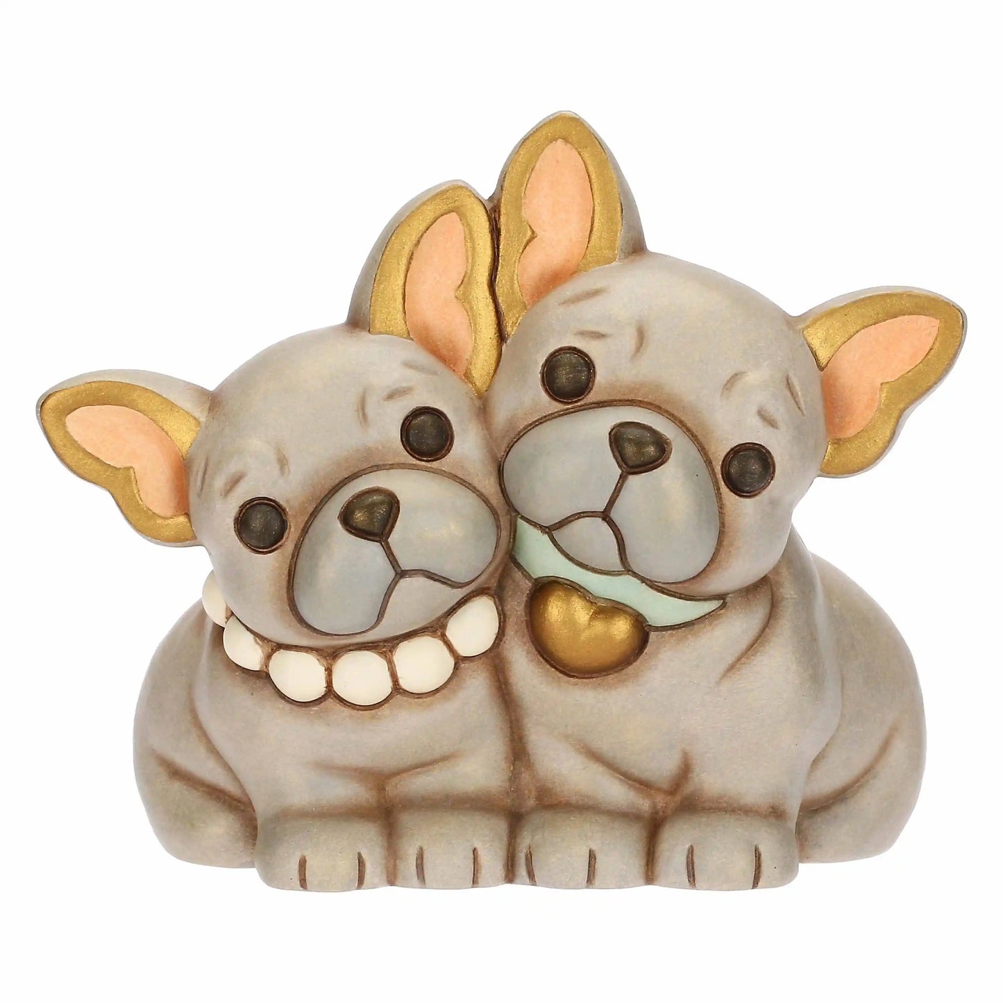 L'immagine raffigura una statuetta in ceramica che ritrae due Bulldog Francesi grigi, seduti uno accanto all'altro in una posa affettuosa con le teste che si toccano.