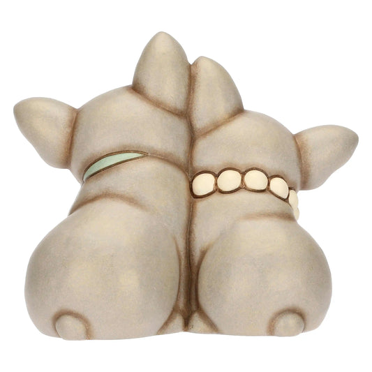 L'immagine mostra la parte posteriore della scultura in ceramica grigia, rivelando la struttura solida e le forme tondeggianti dei due cani visti da dietro.