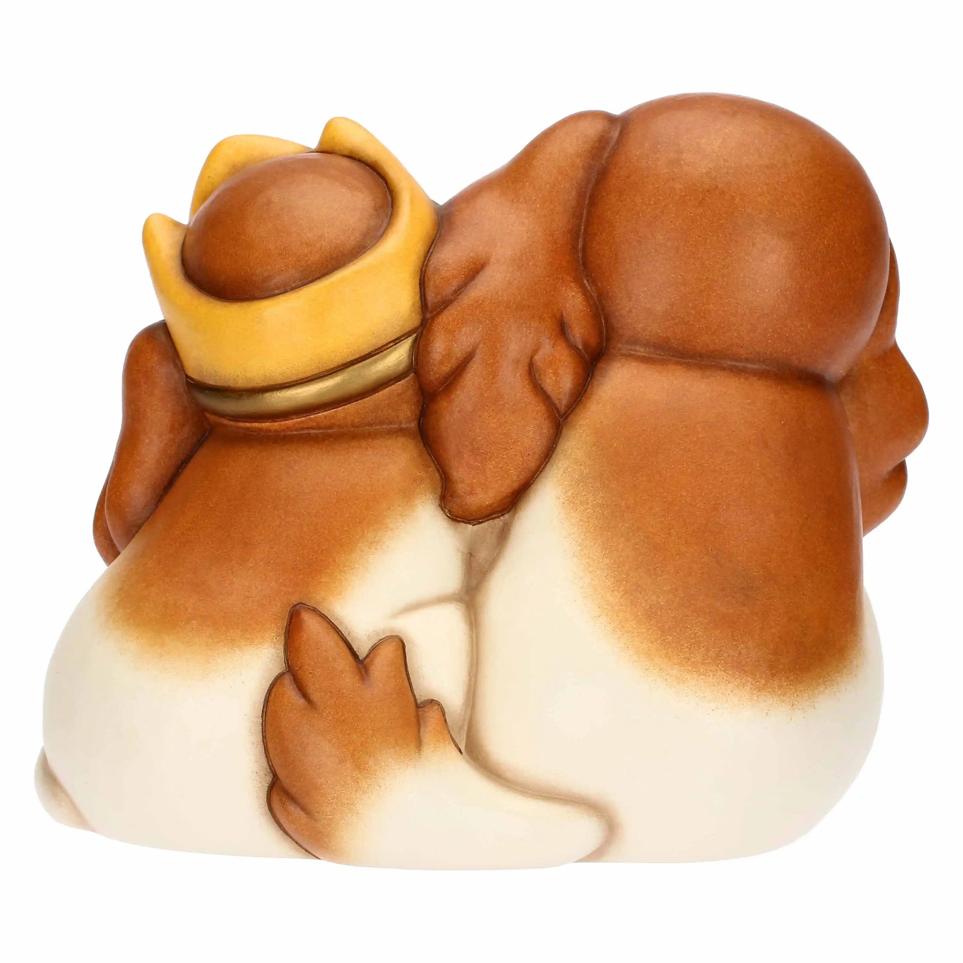 Vista posteriore della statuina che mostra le code corte e le ampie macchie marroni sulla schiena dei due cagnolini uniti.