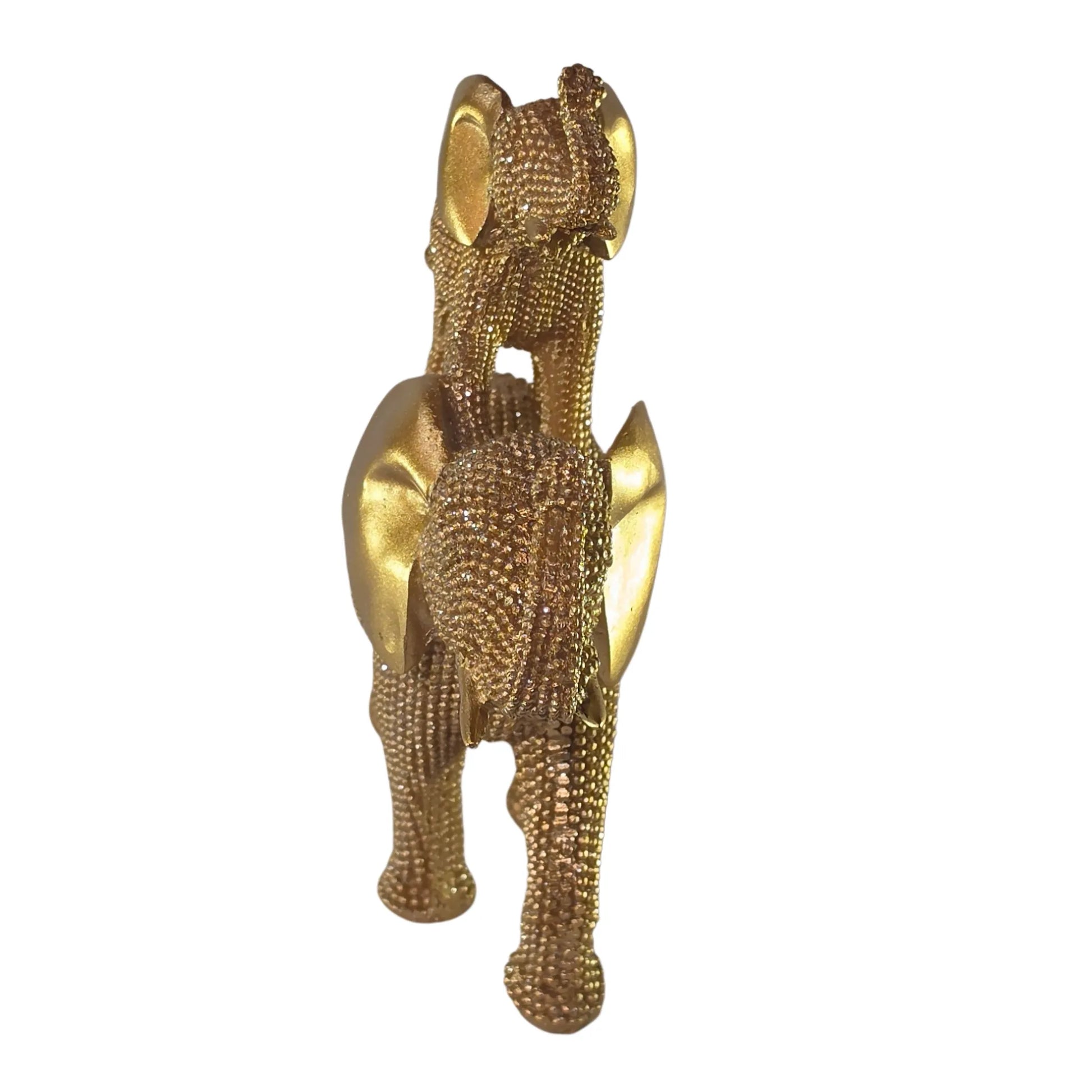Statuina in resina raffigurante due elefanti dorati sovrapposti in composizione dinamica, con proboscide arrotolata verso l'alto e orecchie lisce a effetto metallico, interamente ricoperti di brillantini glitterati. Oggetto decorativo scintillante firmato Sud Import, ideale come soprammobile portafortuna o idea regalo per la casa.