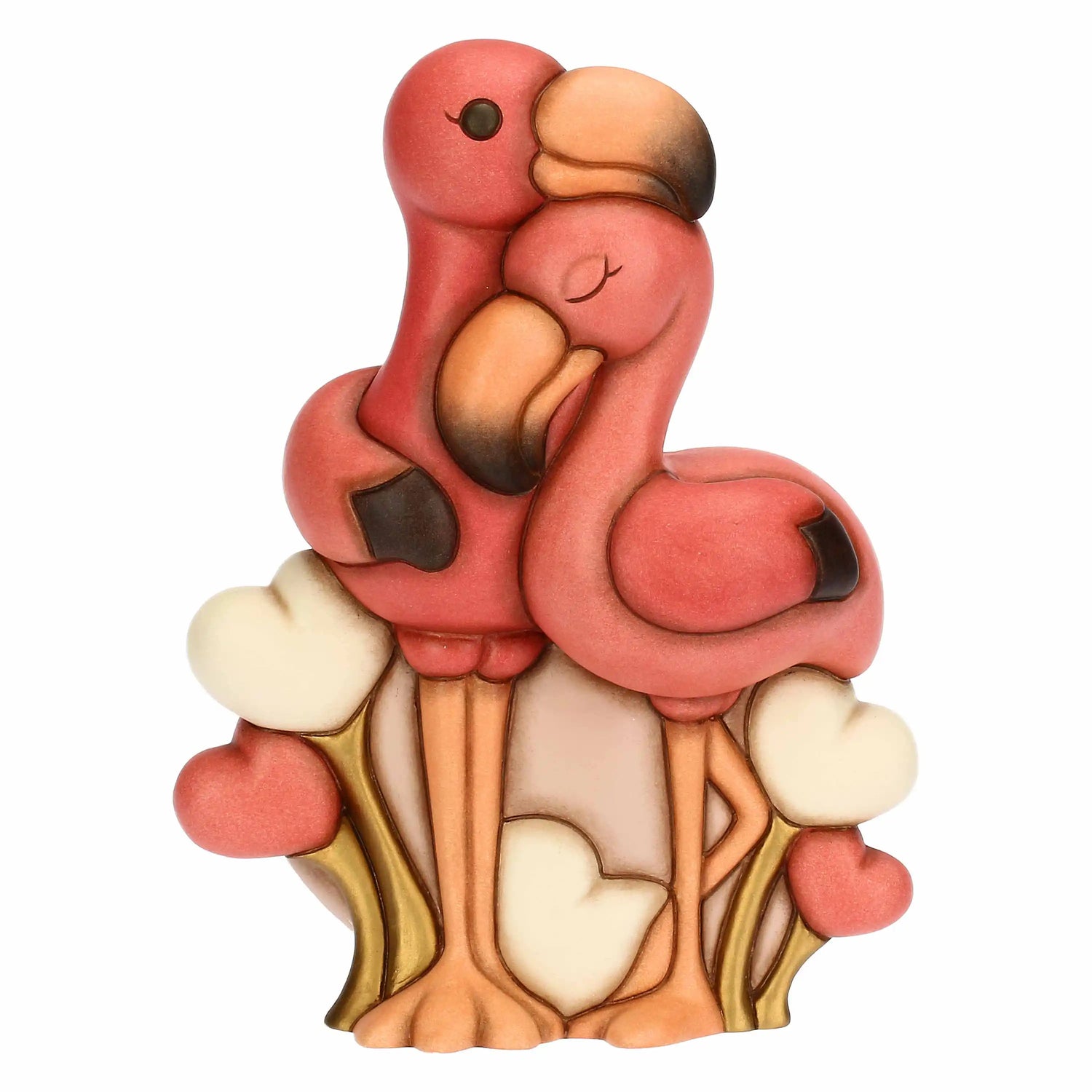 Statua maxi in ceramica raffigurante una coppia di fenicotteri rosa abbracciati. Alla base, cuori bianchi e rosa tra fili d'erba dorati. Design stilizzato con finitura opaca e dettagli caldi. Vista frontale.