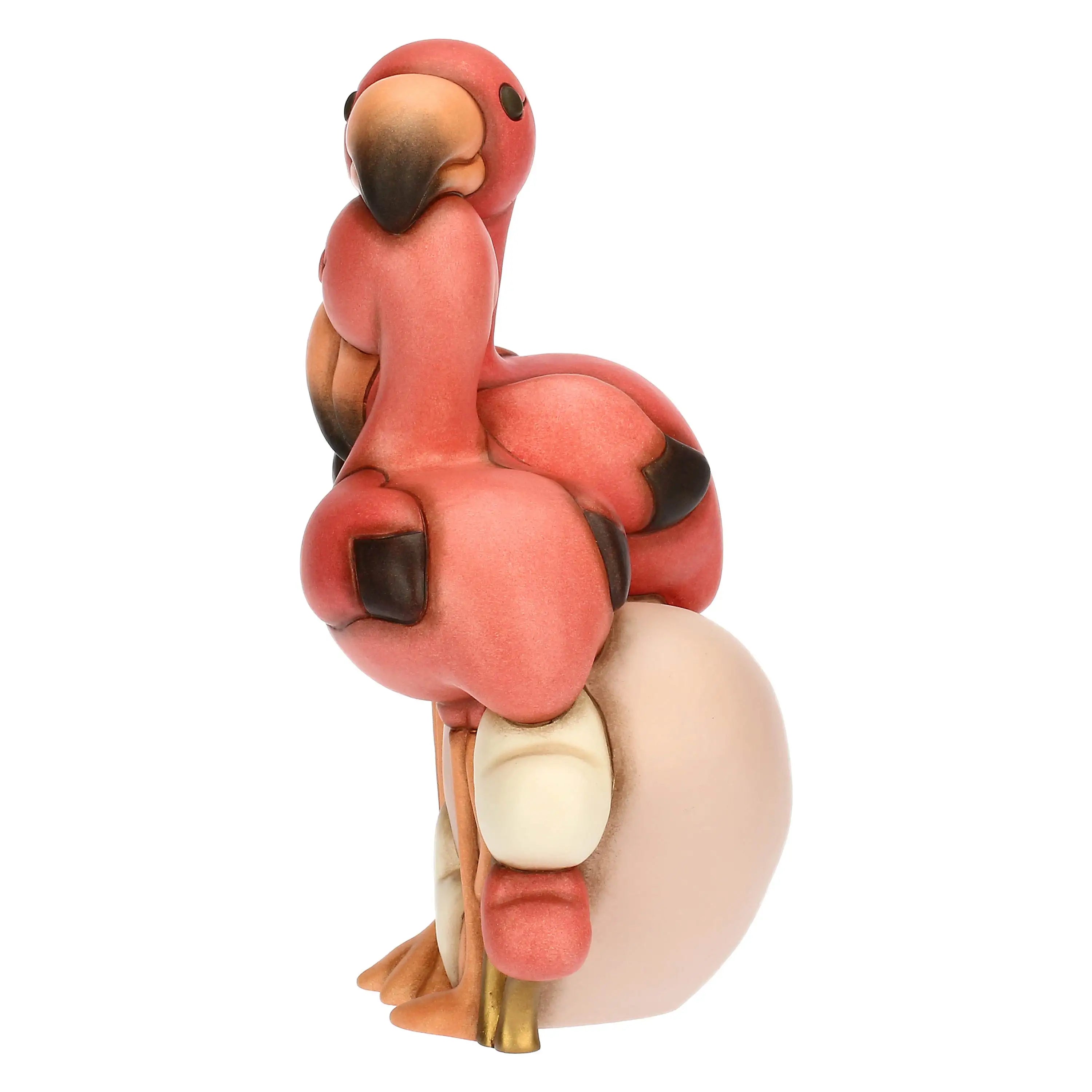 Profilo sinistro della coppia di fenicotteri rosa. Risalta l'abbraccio delle figure e il dettaglio dei cuori decorativi alla base con rifiniture dorate luminose.