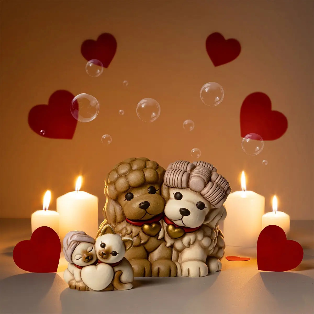 L'immagine mostra una composizione decorativa e d'atmosfera in cui la coppia di gattini siamesi è inserita in un contesto più ampio insieme ad altre figure e decorazioni a tema romantico.