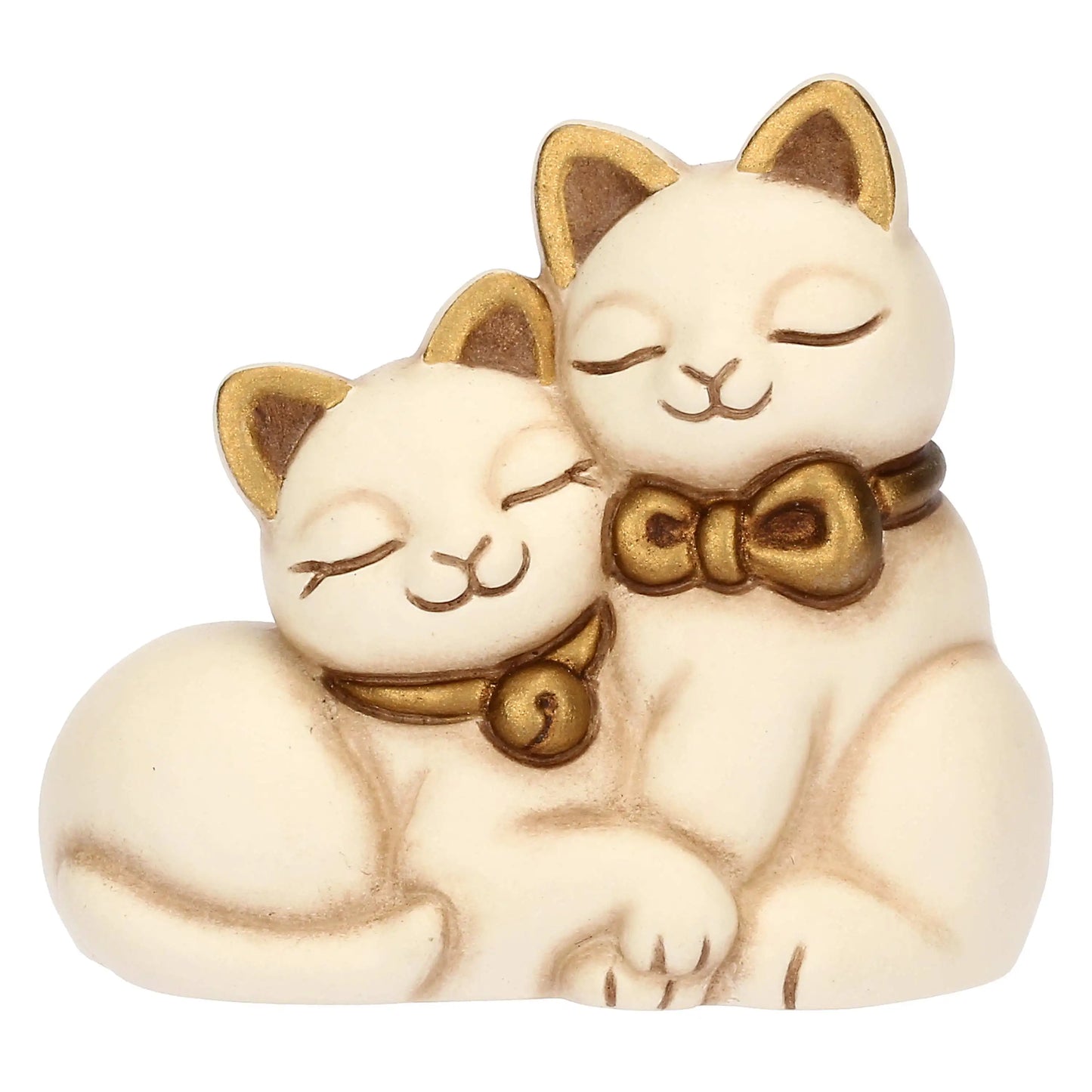 L'immagine mostra una statuetta in ceramica color crema che raffigura due gattini accoccolati l'uno accanto all'altro in un gesto di tenero affetto.