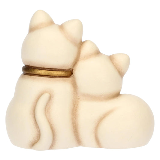 L'immagine cattura la parte posteriore della scultura, evidenziando la continuità delle forme e la pulizia del design ceramico.