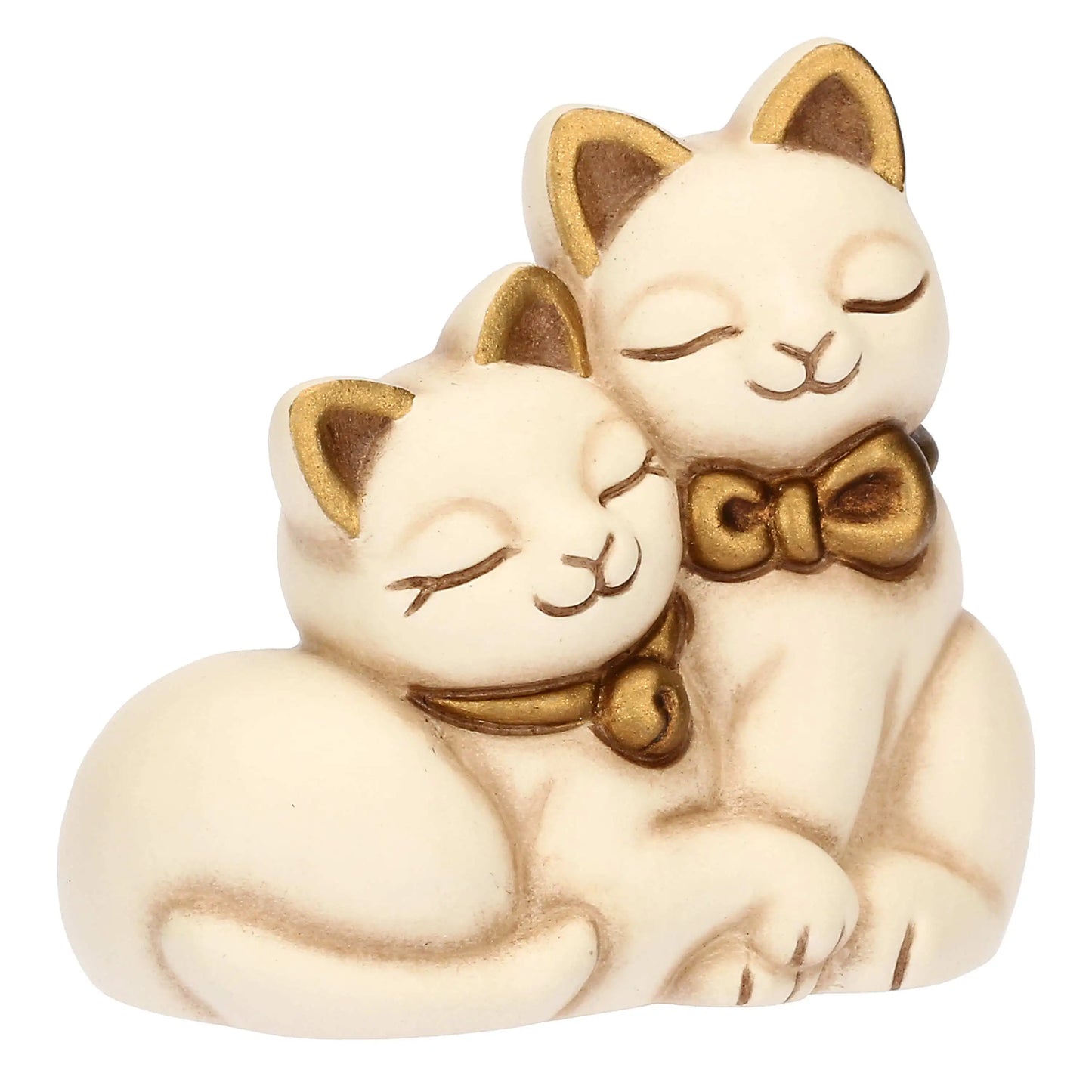 L'immagine cattura il lato della scultura dominato dal gatto più grande, permettendo di osservarne la postura e la finitura laterale.