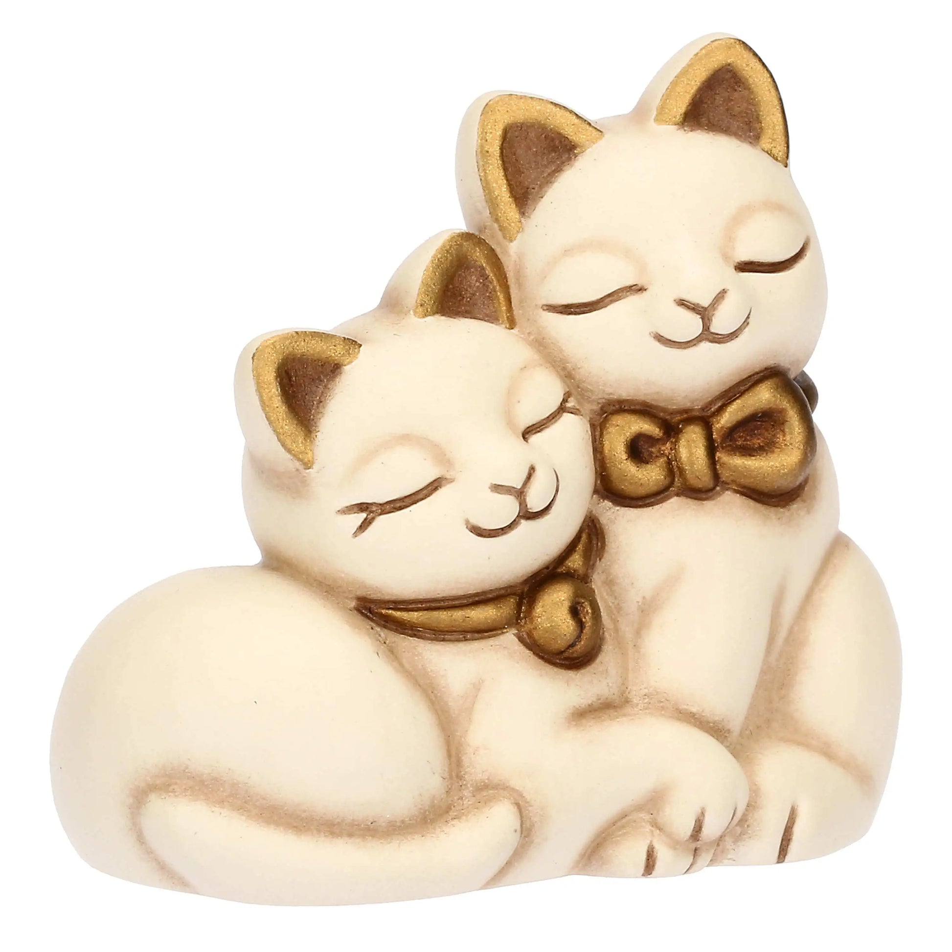 L'immagine cattura il lato della scultura dominato dal gatto più grande, permettendo di osservarne la postura e la finitura laterale.