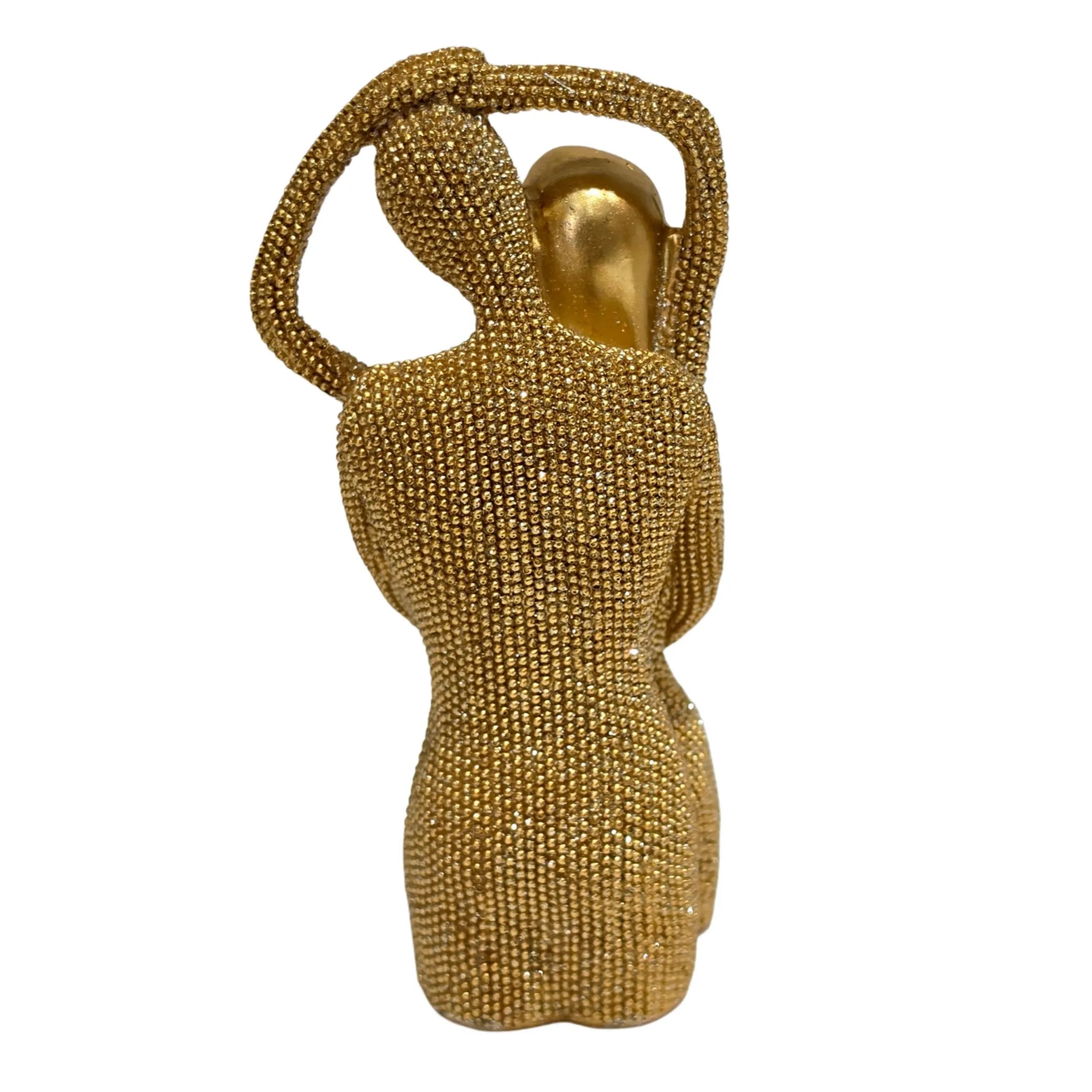 Statuina in resina raffigurante una coppia di innamorati abbracciati, con teste stilizzate lisce e corpi interamente ricoperti di brillantini glitterati dall'effetto scintillante. Oggetto decorativo firmato Sud Import, ideale come soprammobile romantico o idea regalo per San Valentino e anniversari.