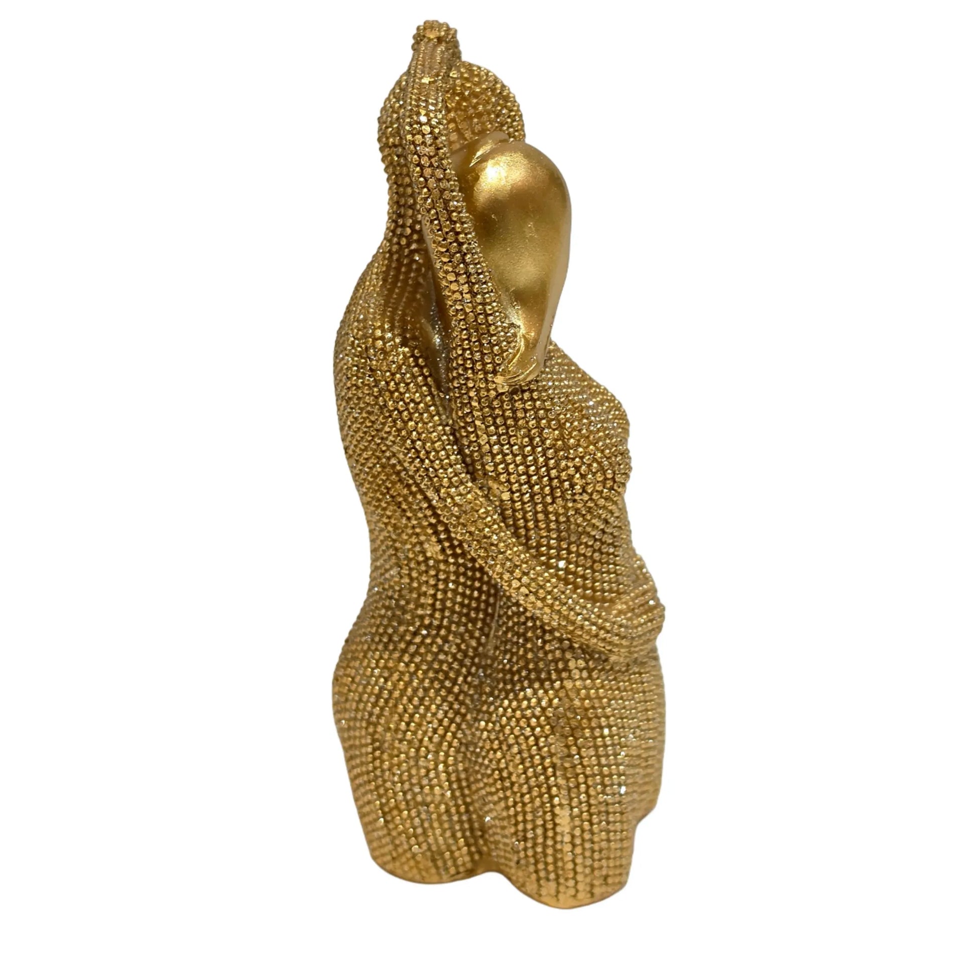 Statuina in resina raffigurante una coppia di innamorati abbracciati, con teste stilizzate lisce e corpi interamente ricoperti di brillantini glitterati dall'effetto scintillante. Oggetto decorativo firmato Sud Import, ideale come soprammobile romantico o idea regalo per San Valentino e anniversari.