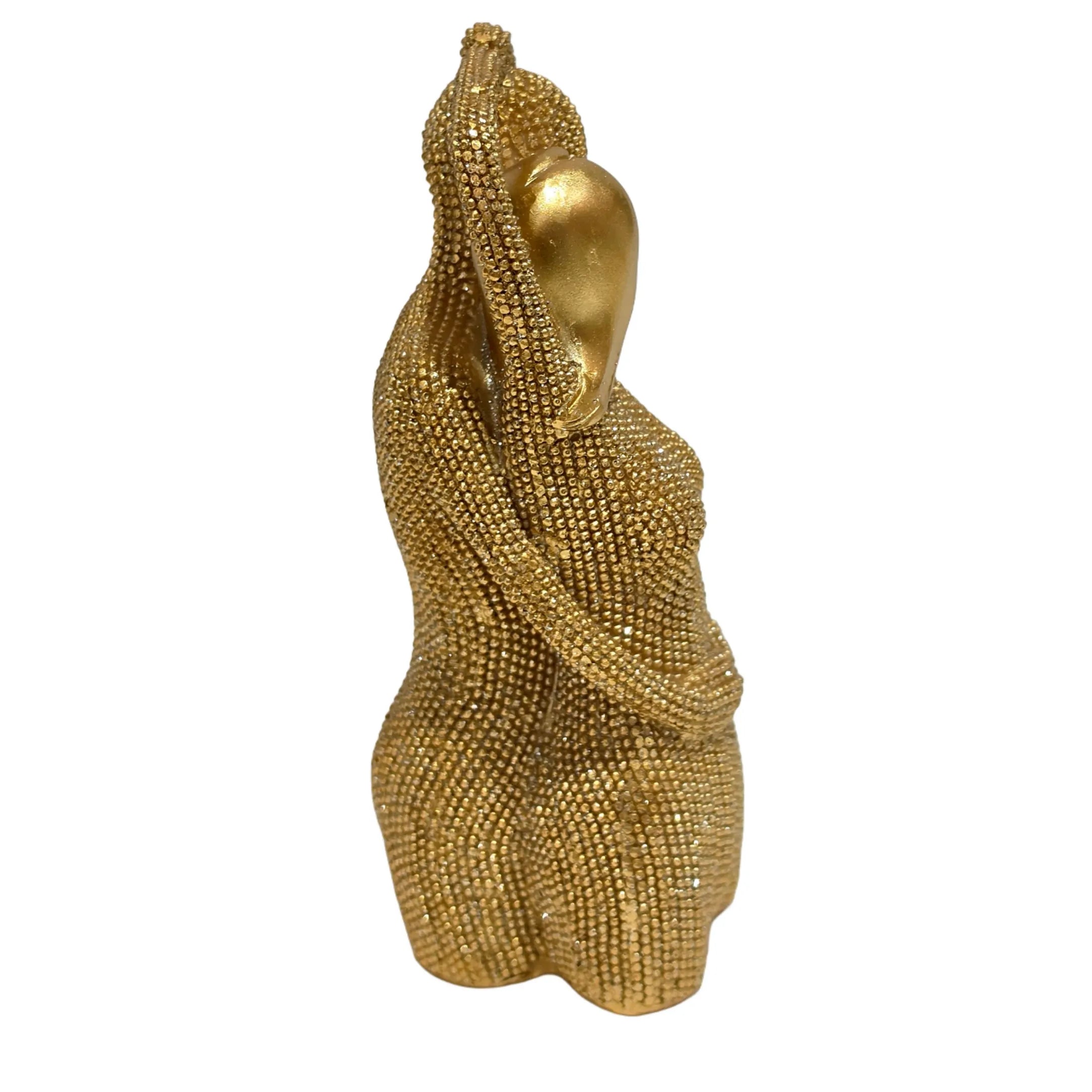 Statuina in resina raffigurante una coppia di innamorati abbracciati, con teste stilizzate lisce e corpi interamente ricoperti di brillantini glitterati dall'effetto scintillante. Oggetto decorativo firmato Sud Import, ideale come soprammobile romantico o idea regalo per San Valentino e anniversari.