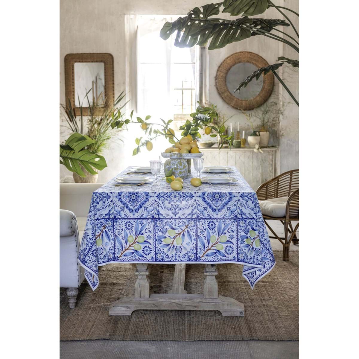 Copritutto Blanc Mariclo' linea Ortigia con stampa a maiolica blu. Decoro mediterraneo con rami di limoni e motivi ornamentali barocchi. Tessuto d'arredo elegante per tavola, divano o letto.