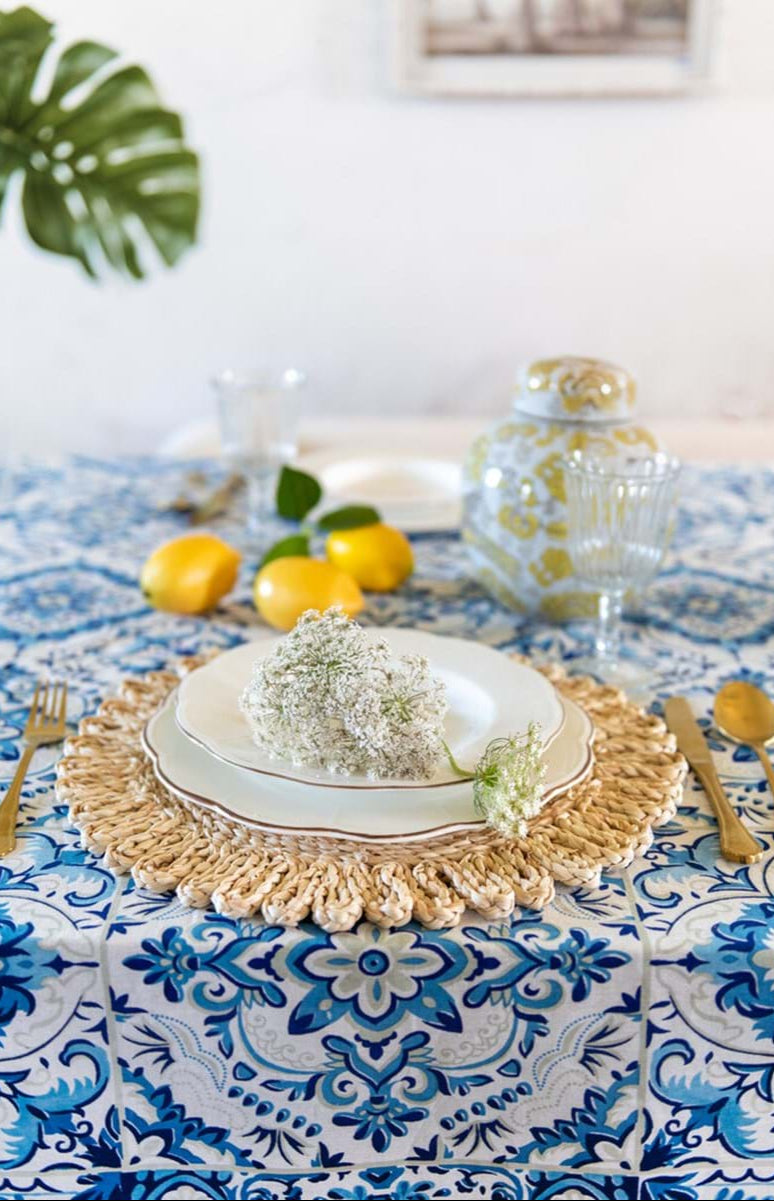 Copritutto Blanc Mariclo' linea Ortigia con stampa a maiolica blu. Decoro mediterraneo con rami di limoni e motivi ornamentali barocchi. Tessuto d'arredo elegante per tavola, divano o letto.