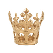 Corona decorativa in resina dorata a effetto metallo, con punte a giglio traforate e base cilindrica forata da archetti gotici. Oggetto d'arredo elegante firmato Jolipa, ideale come centrotavola, soprammobile o idea regalo dal gusto barocco.