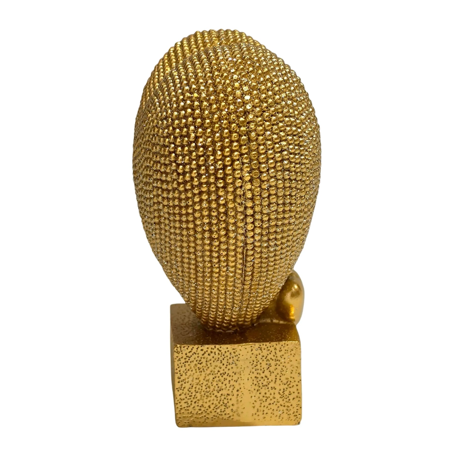 Statuina in resina raffigurante un grande cuore dorato ricoperto di brillantini glitterati, poggiante su un piccolo cuore liscio e una base cubica dorata satinata. Oggetto decorativo firmato Sud Import, ideale come soprammobile romantico o idea regalo per San Valentino e occasioni speciali.