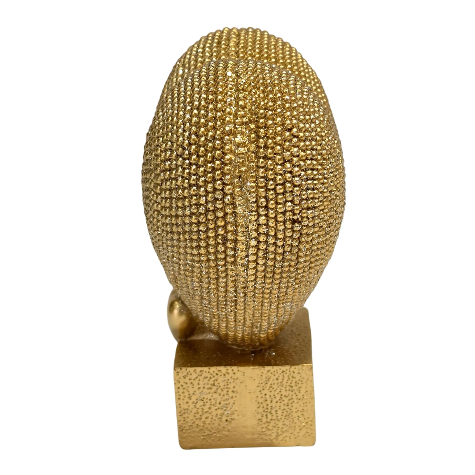 Statuina in resina raffigurante un grande cuore dorato ricoperto di brillantini glitterati, poggiante su un piccolo cuore liscio e una base cubica dorata satinata. Oggetto decorativo firmato Sud Import, ideale come soprammobile romantico o idea regalo per San Valentino e occasioni speciali.