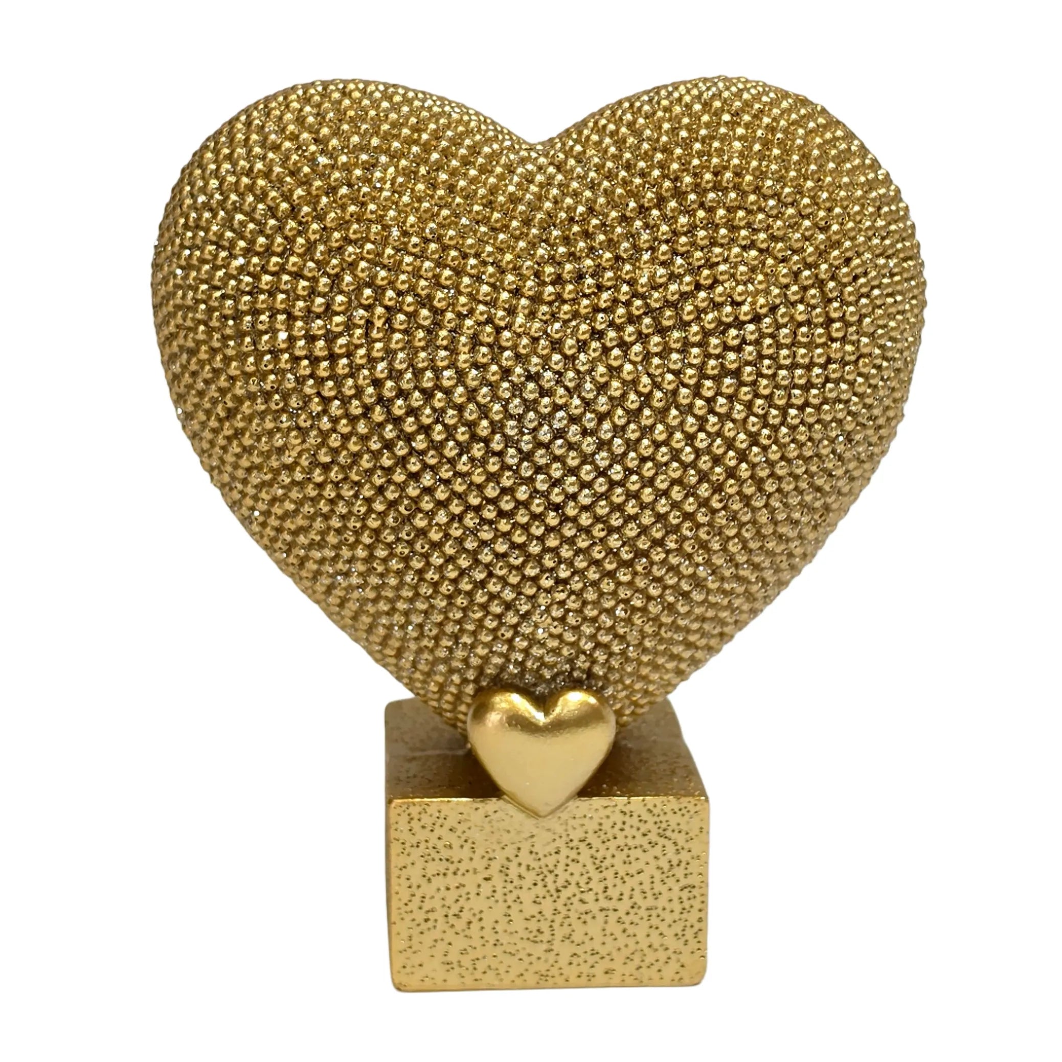 Statuina in resina raffigurante un grande cuore dorato ricoperto di brillantini glitterati, poggiante su un piccolo cuore liscio e una base cubica dorata satinata. Oggetto decorativo firmato Sud Import, ideale come soprammobile romantico o idea regalo per San Valentino e occasioni speciali.