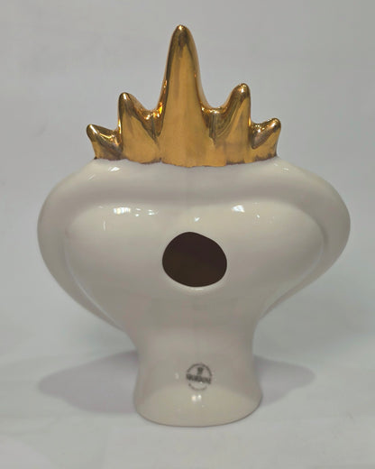 Scultura decorativa a forma di Cuore Sacro in ceramica rossa e bianca lucida, caratterizzata da un design a strisce orizzontali con le scritte "Mom" e "Dad" in corsivo nero. L'oggetto è completato da una corona superiore dorata e una cornice perlinata con dettagli gialli e borchie oro, rappresentando un complemento d'arredo affettivo e originale per la casa.