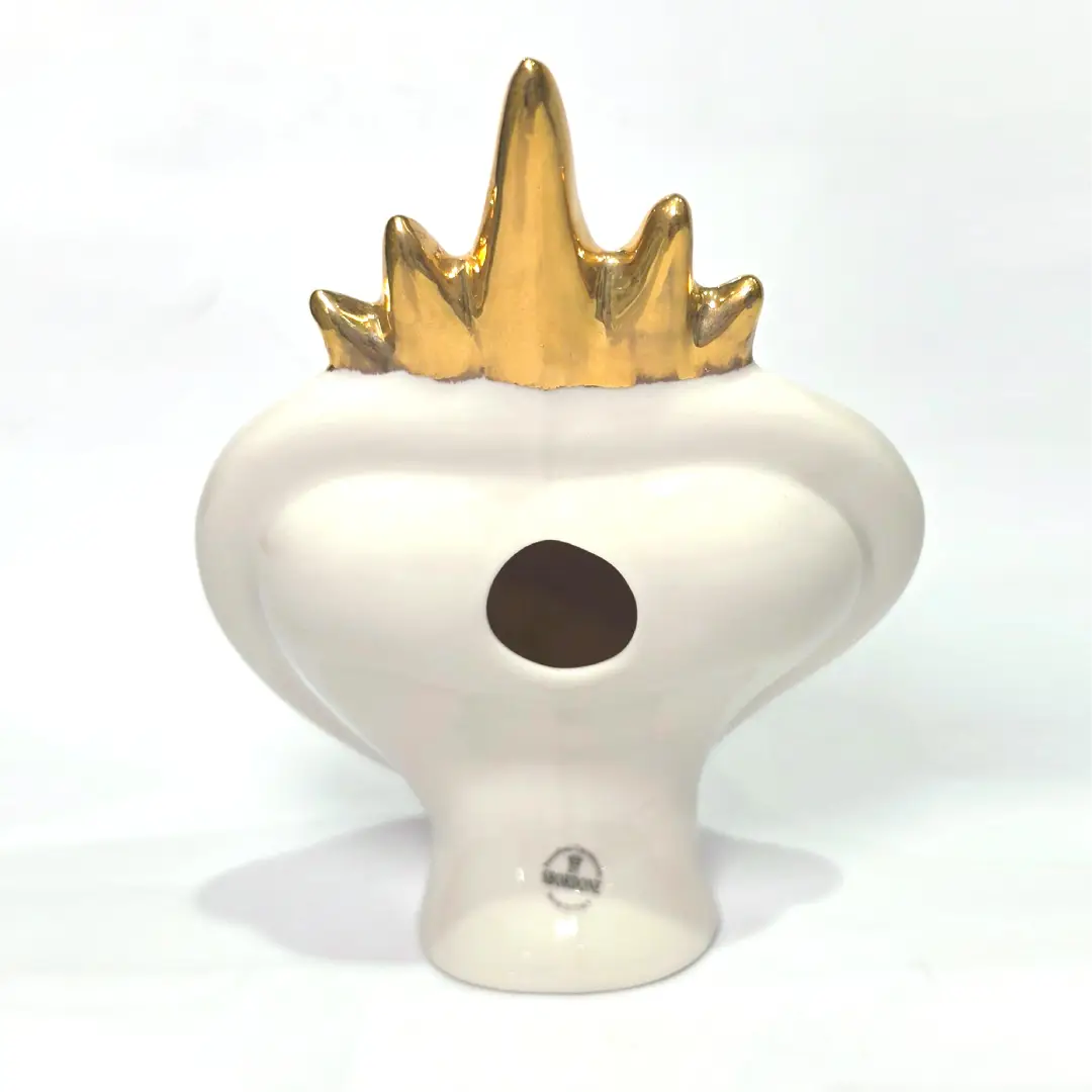 Scultura decorativa a forma di Cuore Sacro in ceramica rossa e bianca lucida, caratterizzata da un design a strisce orizzontali con le scritte "Mom" e "Dad" in corsivo nero. L'oggetto è completato da una corona superiore dorata e una cornice perlinata con dettagli gialli e borchie oro, rappresentando un complemento d'arredo affettivo e originale per la casa.