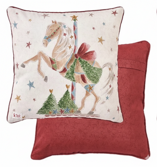 Cuscino natalizio Nuvole di Stoffa "La Giostra di Amelie" (Modello A). Il lato frontale presenta un cavallo da giostra bianco con ghirlanda verde e sella rossa su fondo stellato; il retro è in tessuto rosso pieno.