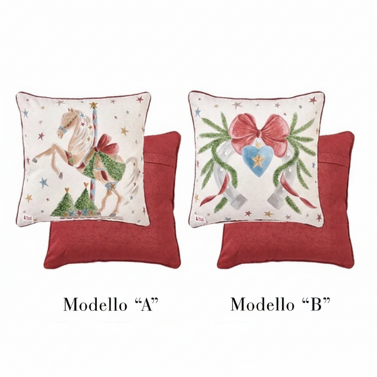 Due varianti di cuscini natalizi "La Giostra di Amelie": il Modello A raffigura un cavallo da giostra bianco con ghirlanda verde; il Modello B mostra un ferro di cavallo con un grande fiocco rosso e un cuore azzurro centrale.