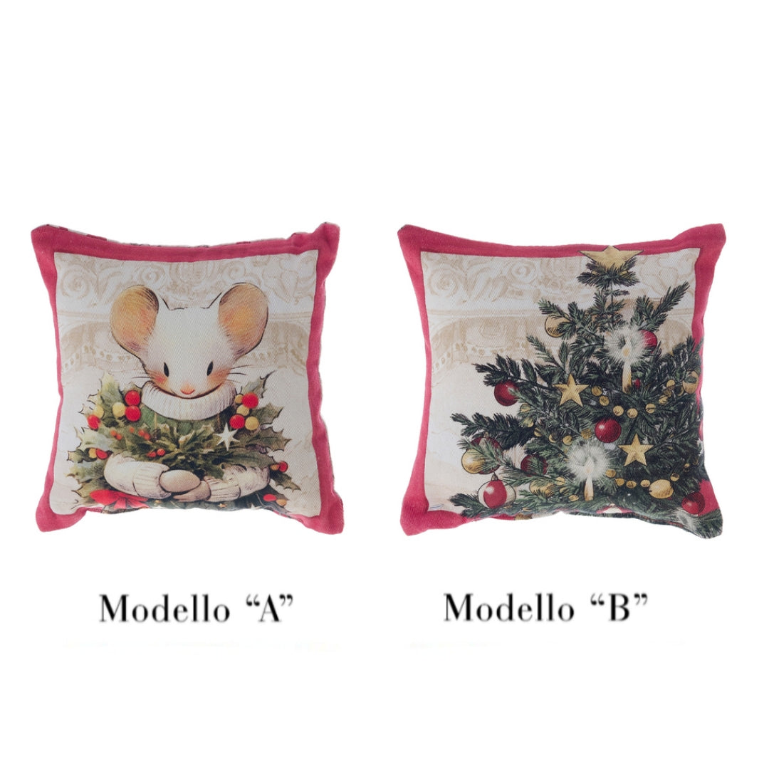 Coppia di cuscini profumati linea Favola di Natale. Le illustrazioni mostrano topini vestiti a festa e alberi di Natale. Ideali come decorazione per armadi o alberi, emanano una fragranza festiva.