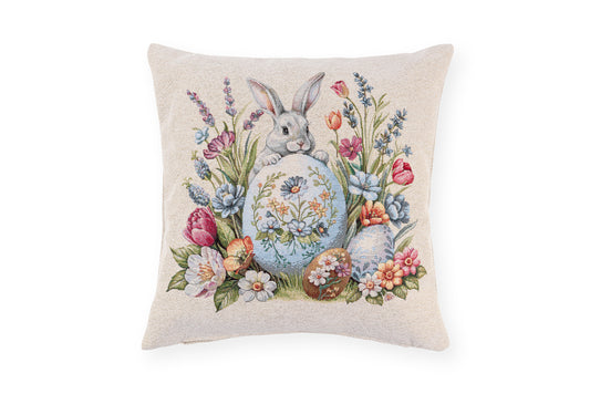 Cuscino pasquale Nuvole di Stoffa i con sfondo beige. Decorazione centrale con illustrazioni vintage di coniglietti, fiori e uova di pasqua. Tessuto elegante per la casa di Pasqua 2026.