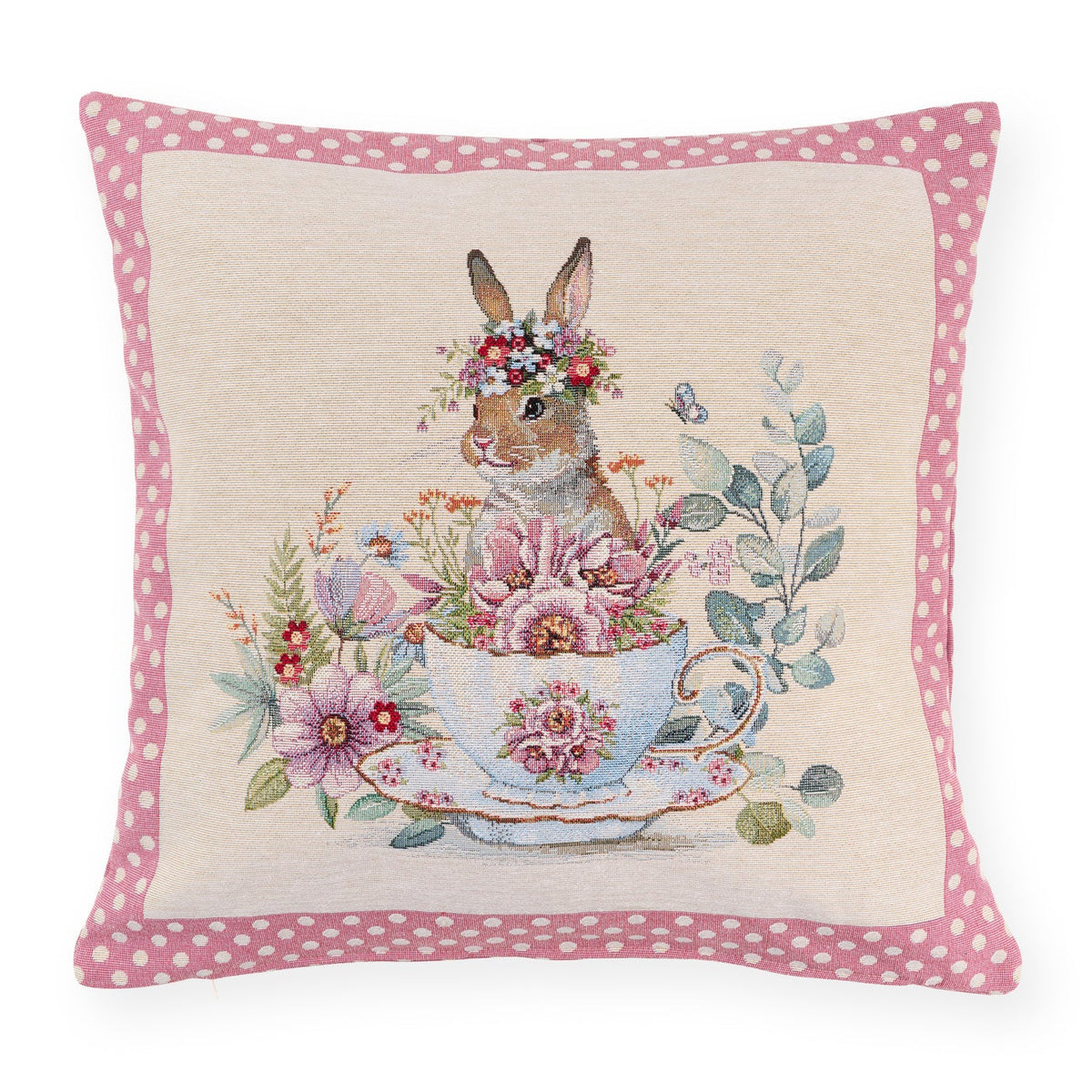 Cuscino pasquale Nuvole di Stoffa i con bordo a pois rosa. Decorazione centrale con illustrazioni vintage di coniglietti, tazze da tè fiorite e ghirlande. Tessuto elegante per la tavola di Pasqua 2026.