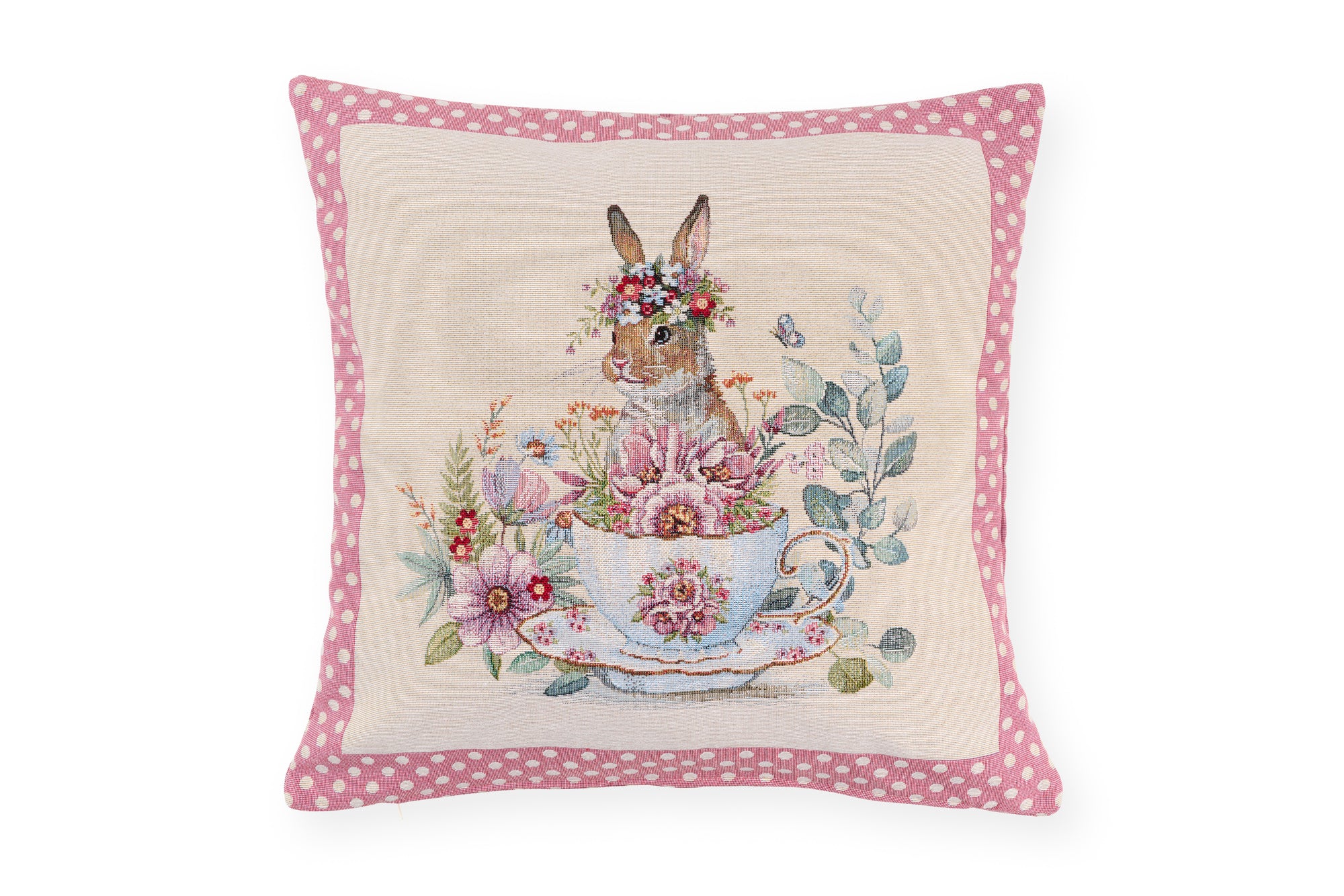 Cuscino pasquale Nuvole di Stoffa i con bordo a pois rosa. Decorazione centrale con illustrazioni vintage di coniglietti, tazze da tè fiorite e ghirlande. Tessuto elegante per la tavola di Pasqua 2026.