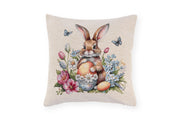 Cuscino pasquale Nuvole di Stoffa i con sfondo beige. Decorazione centrale con illustrazioni vintage di coniglietti, fiori e uova di pasqua. Tessuto elegante per la casa di Pasqua 2026.