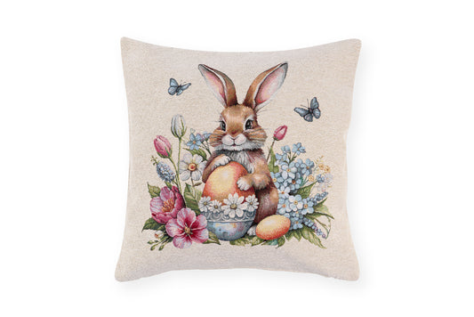 Cuscino pasquale Nuvole di Stoffa i con sfondo beige. Decorazione centrale con illustrazioni vintage di coniglietti, fiori e uova di pasqua. Tessuto elegante per la casa di Pasqua 2026.