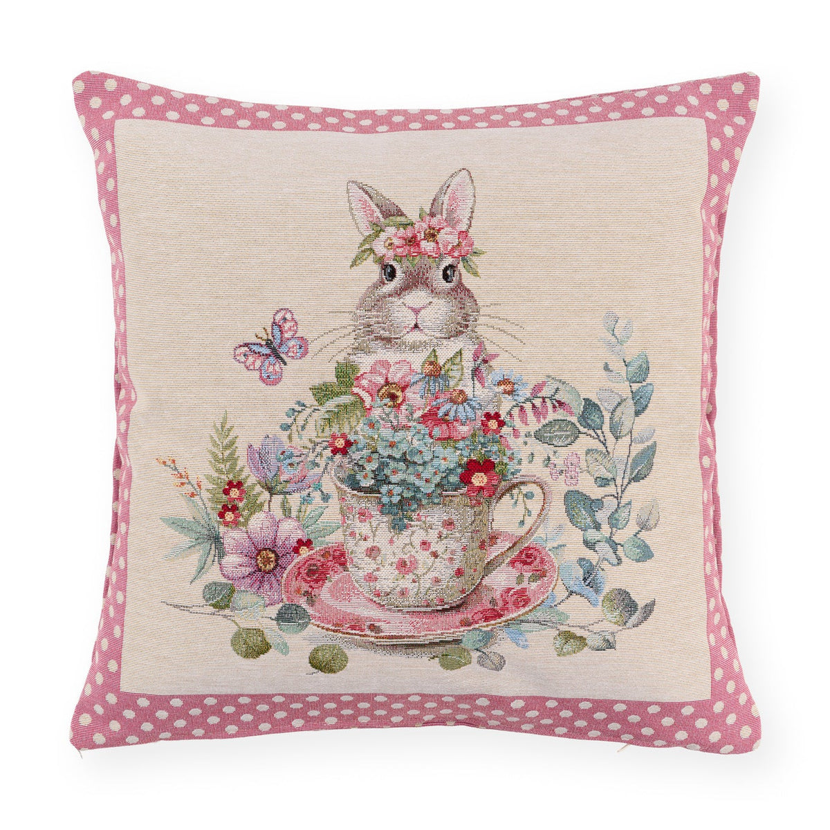 Cuscino pasquale Nuvole di Stoffa i con bordo a pois rosa. Decorazione centrale con illustrazioni vintage di coniglietti, tazze da tè fiorite e ghirlande. Tessuto elegante per la tavola di Pasqua 2026.