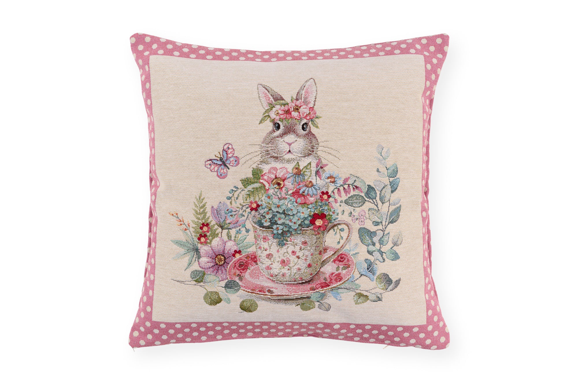 Cuscino pasquale Nuvole di Stoffa i con bordo a pois rosa. Decorazione centrale con illustrazioni vintage di coniglietti, tazze da tè fiorite e ghirlande. Tessuto elegante per la tavola di Pasqua 2026.