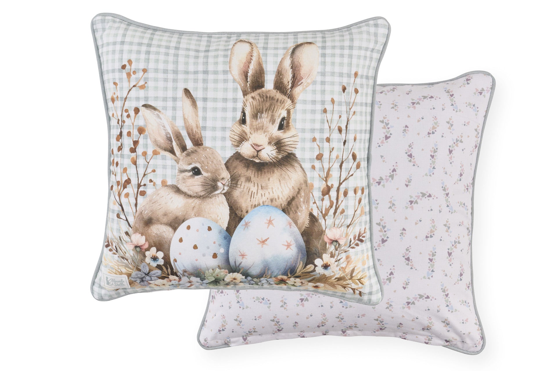 Cuscino pasquale Nuvole di Stoffa in cotone con sfondo celeste a quadretti vichy e retro con cuiricini. Decorazione con illustrazioni di coniglietti, uova colorate e fiori delicati. Elegante tessile per Pasqua 2026.