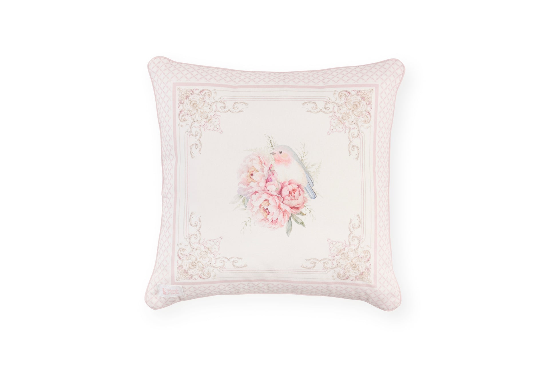 Cuscini Nuvole di Stoffa con stampa primaverile di grandi fiori rosa e peonie. Bordo rifinito con motivi ornamentali classici e cornice rosa cipria. 