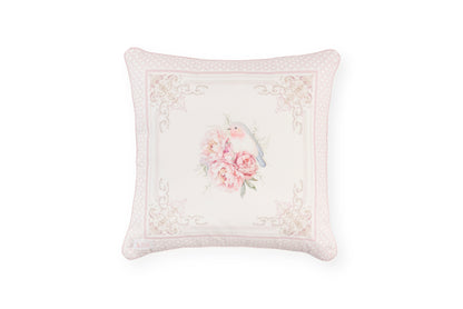 Cuscini Nuvole di Stoffa con stampa primaverile di grandi fiori rosa e peonie. Bordo rifinito con motivi ornamentali classici e cornice rosa cipria. 