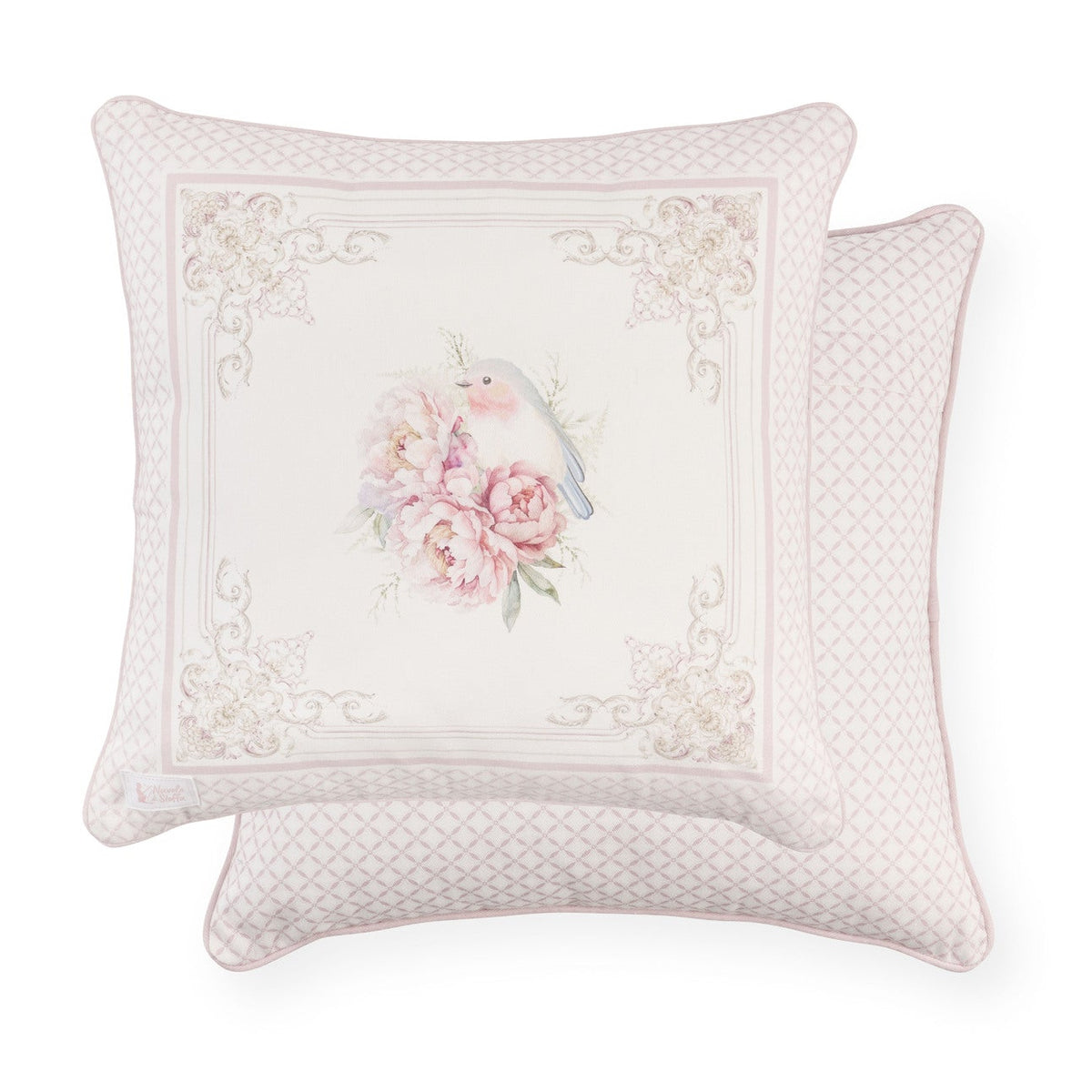 Cuscini Nuvole di Stoffa con stampa primaverile di grandi fiori rosa e peonie. Bordo rifinito con motivi ornamentali classici e cornice rosa cipria. 