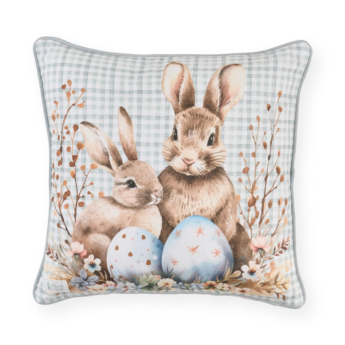 Stampa frontale del cuscino pasquale Nuvole di Stoffa in cotone. Decorazione con illustrazioni di coniglietti, uova colorate e fiori delicati e sfondo a quadretti celesti. Elegante tessile per Pasqua 2026.