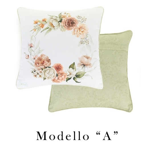 Cuscino decorativi Nuvole di Stoffa linea Flower Garden con stampe floreali vintage in tonalità pesca e arancio. Il Modello A presenta una ghirlanda floreale; retro in tinta unita verde salvia.