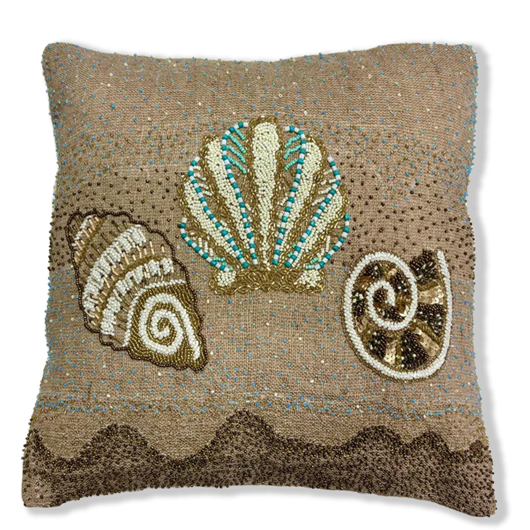 Cuscino Blanc Mariclo' linea Maldive in lino naturale color beige. Stampa marina con conchiglie ricamate sabbia e azzurro. Complemento d'arredo per case estive.